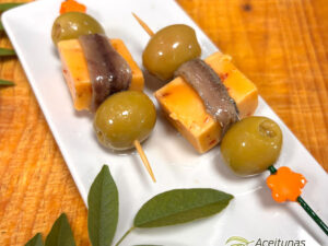 Pincho de Aceituna con Queso picante Mexicano y anchoa